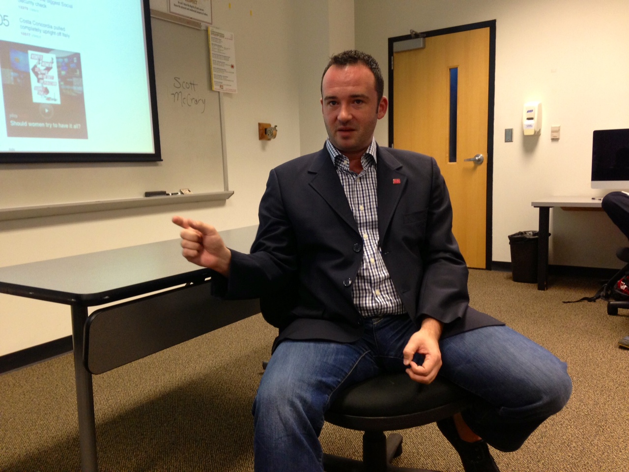 Freelance producer in DC, Scott McCrary, speaks to Elon students about    freelance producer